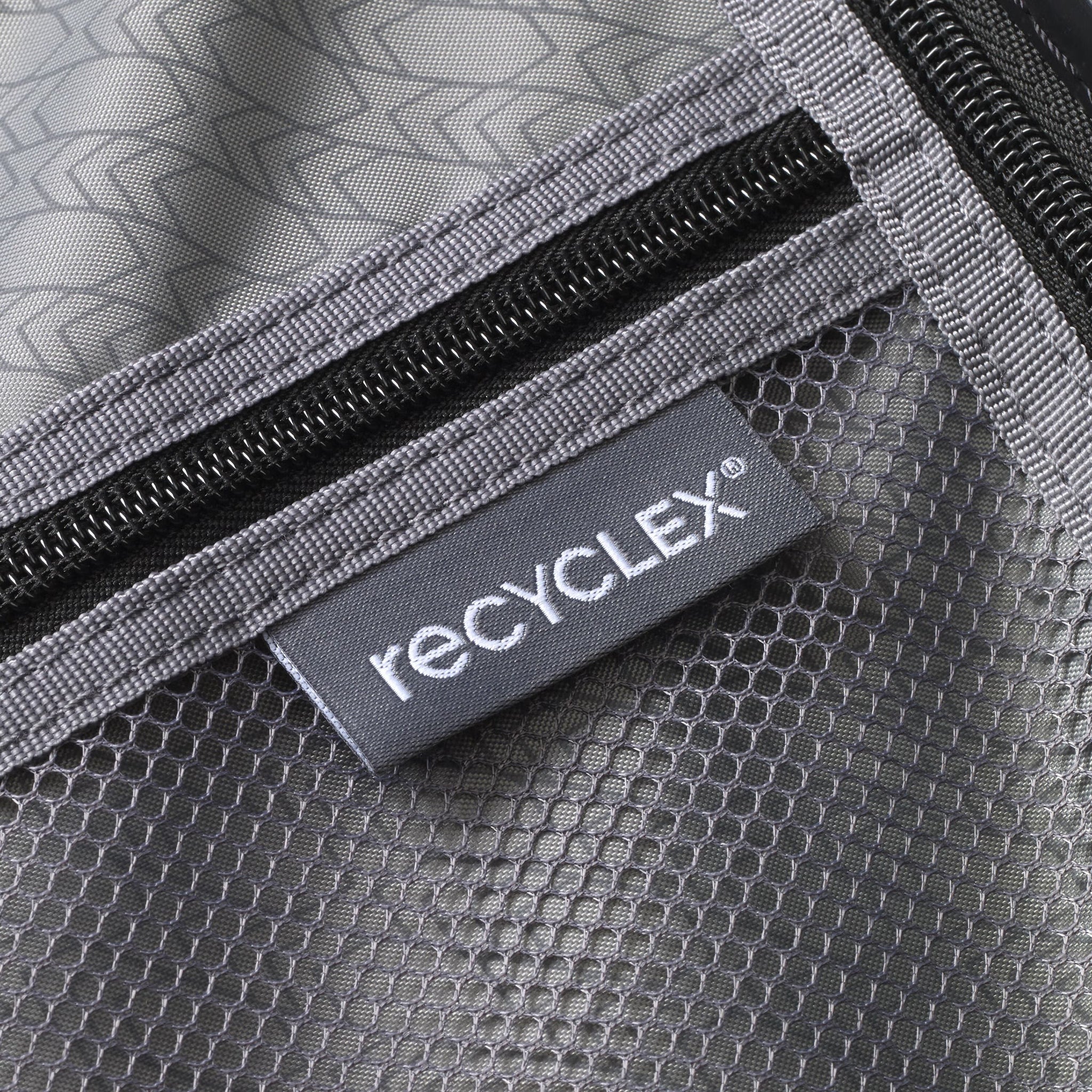 Valise moyenne à roulettes de la collection canadienne Samsonite - Rouge érable plomb/noir